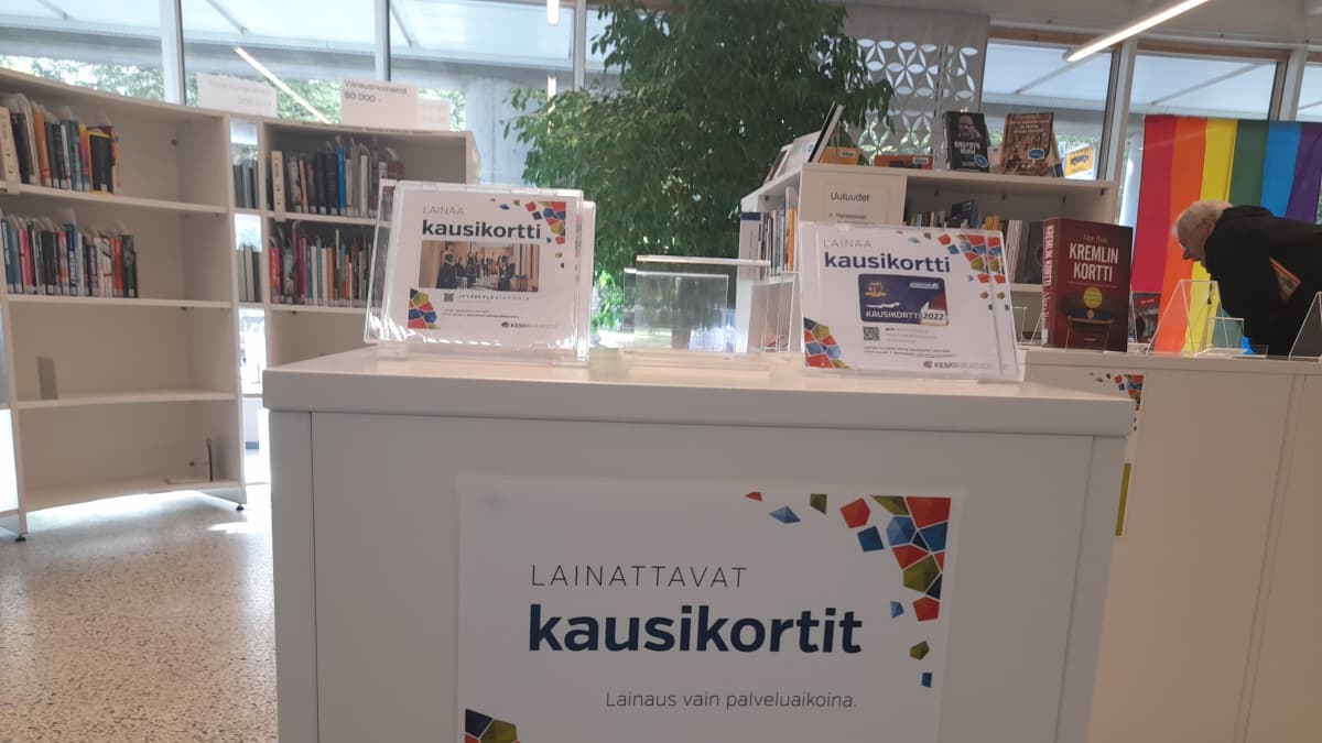 Kausikorttihylly Jyväskylän kaupunginkirjastossa, jossa on tarjolla kaksi kausikorttia. 