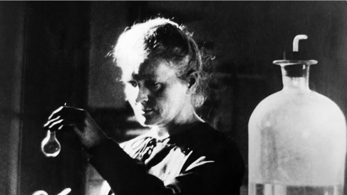 Marie Curie kemian laboratoriossa mustavalkoisessa kuvassa