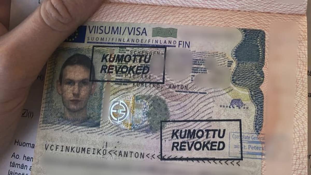 Kuva Anton Kumienkon passista ja viisumista. Henkilökohtaiset tiedot ovat sumennettu kuvasta.