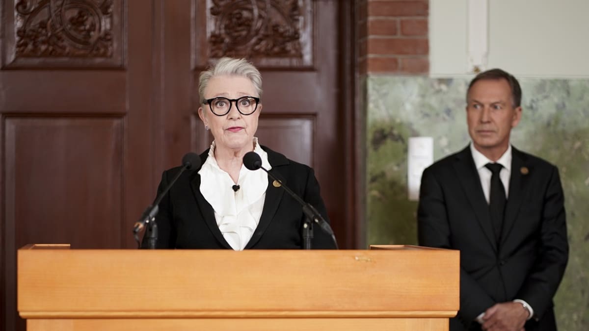 Kuvassa Nobel-komitean puheenjohtaja Berit Reiss-Andersen puhujanpöntön takana. 