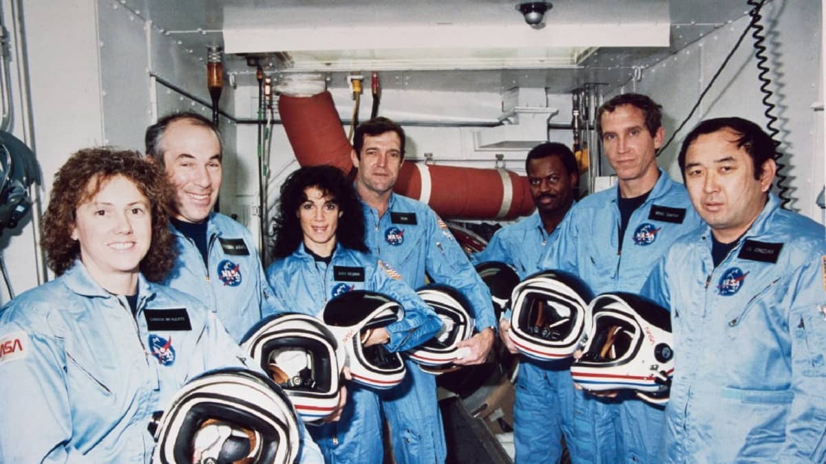 Challengerin seitsenhenkinen miehistö avaruuspuvuissa. 