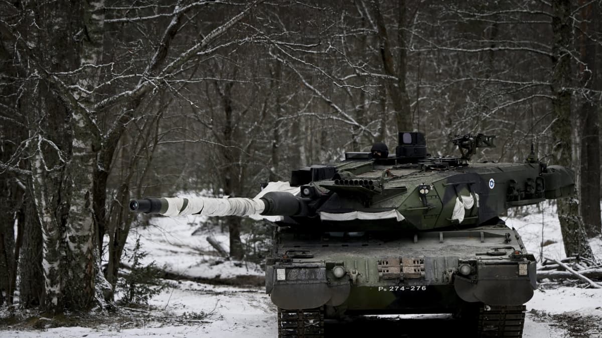 Panssarivaunu talvisessa metsässä.