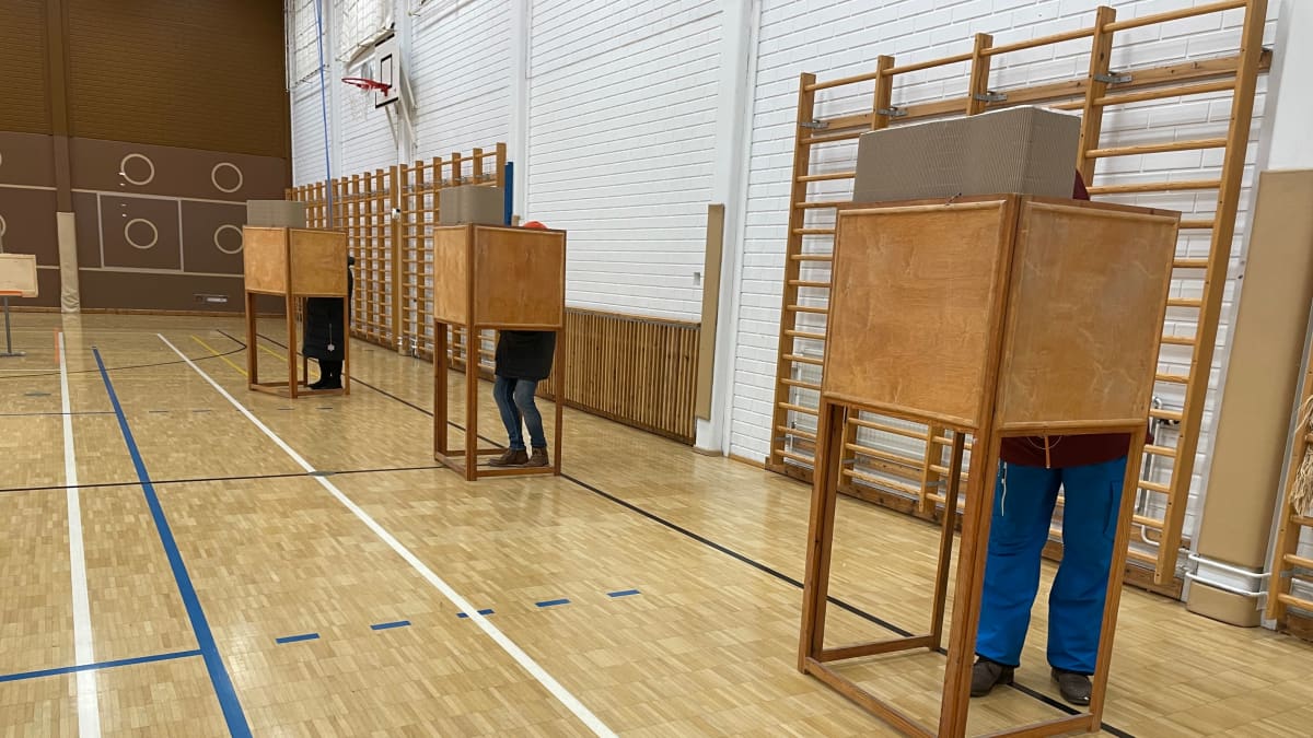 Äänestyskoppeja koulun voimistelusalissa.