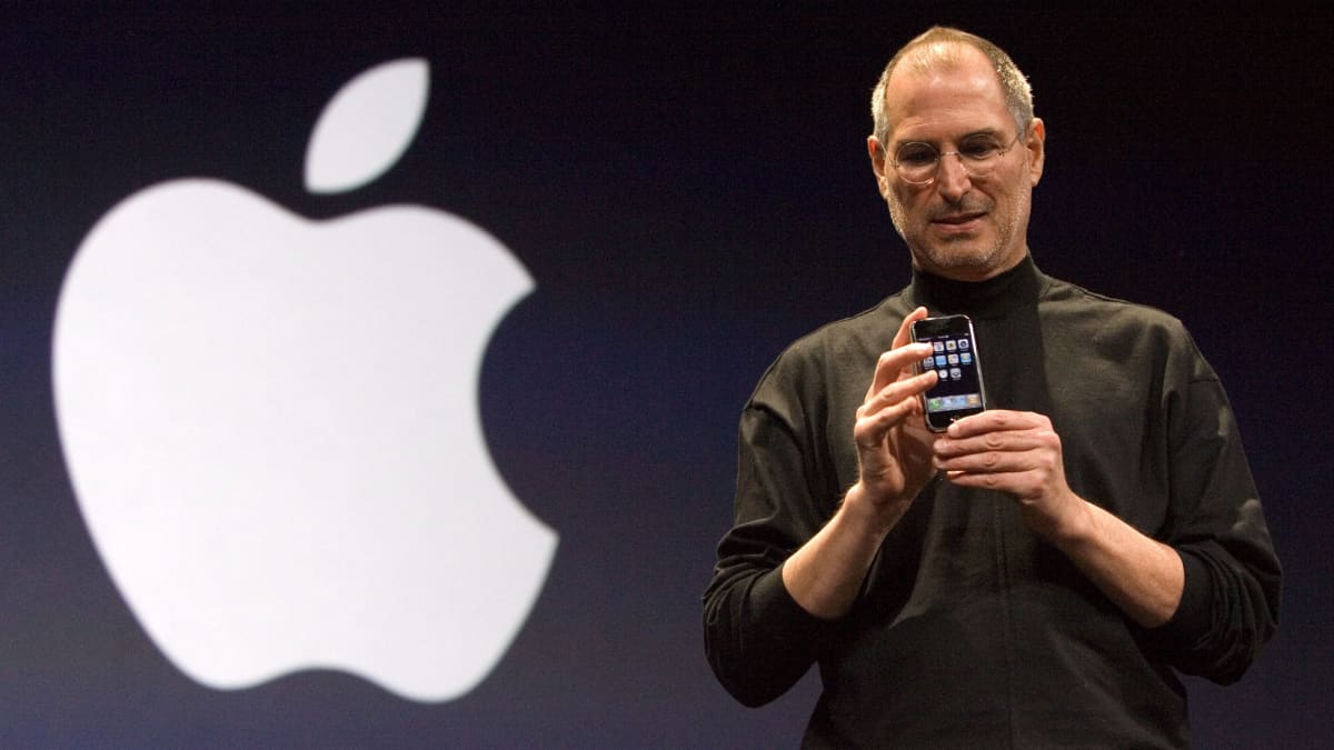 Applen toimitusjohtaja Steve Jobs pitää kädessään ensimmäistä iphone-puhelinta.