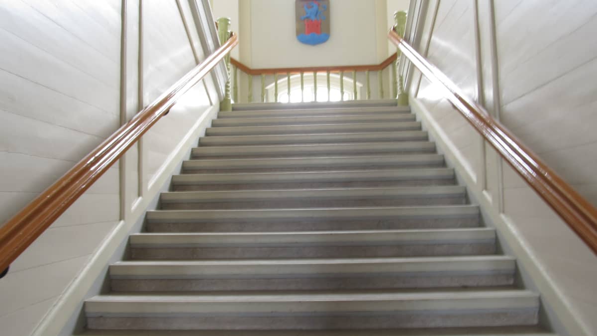 Trappan till övre våningen i rådhuset i Jakobstad