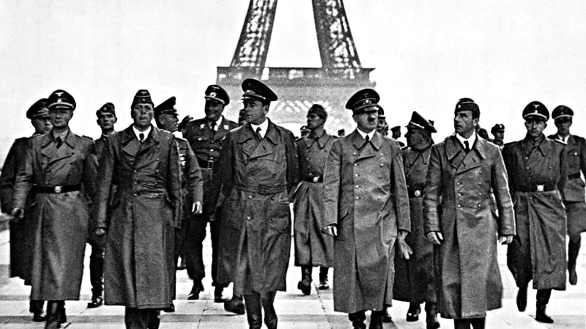 Adolf Hitler med följe besöker Paris i juni 1940.