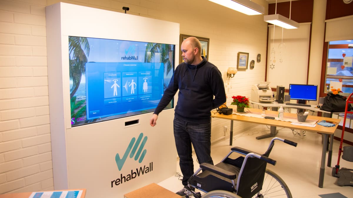 CSE Entertainmentin myyntijohtaja Juha Kauppinen esittelee rehabWall hyötypeliä.