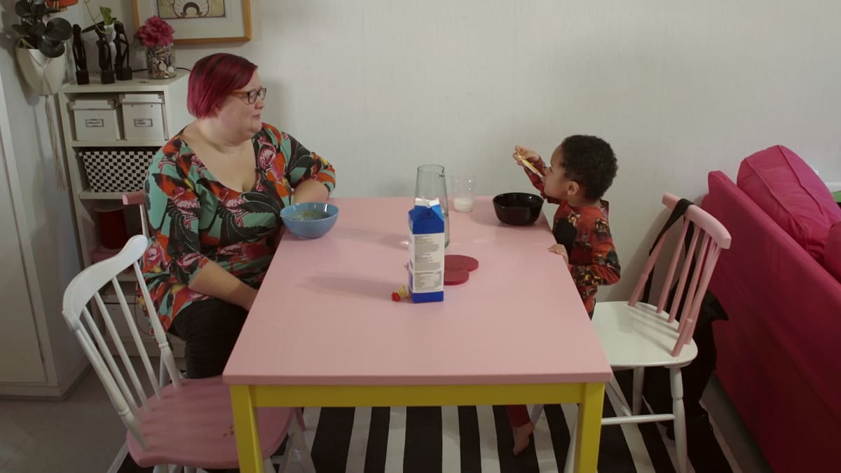 Tinna Pehkonen syö Noel-poikansa kanssa hernekeittoa.