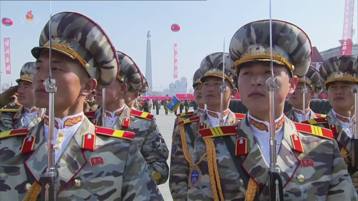 Pohjois-Korealaisisa sotilaita paraatissa.