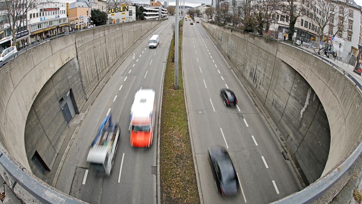 Liikennettä Stuttgartissa Saksassa.