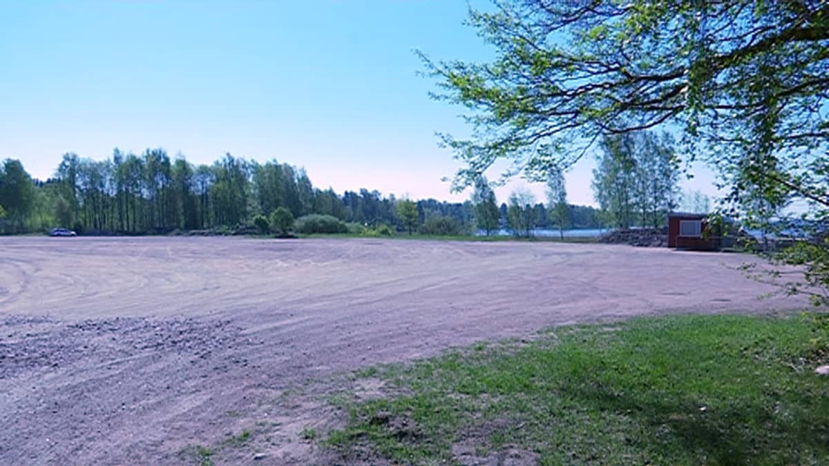 Suurlippu tulee meren rantaan Sibeliuskadun kentälle, joka muuttuu Suomen lipun aukioksi.