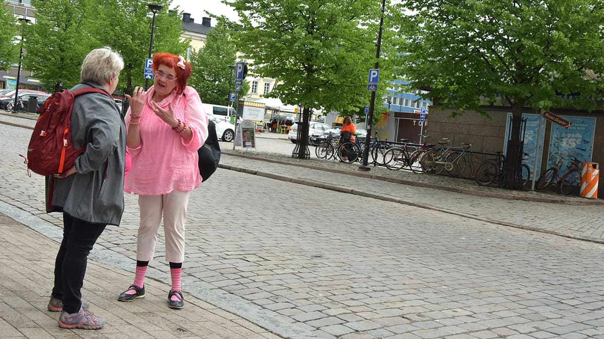 Kaksi naista juttelevat Hämeenlinnan torin kulmalla