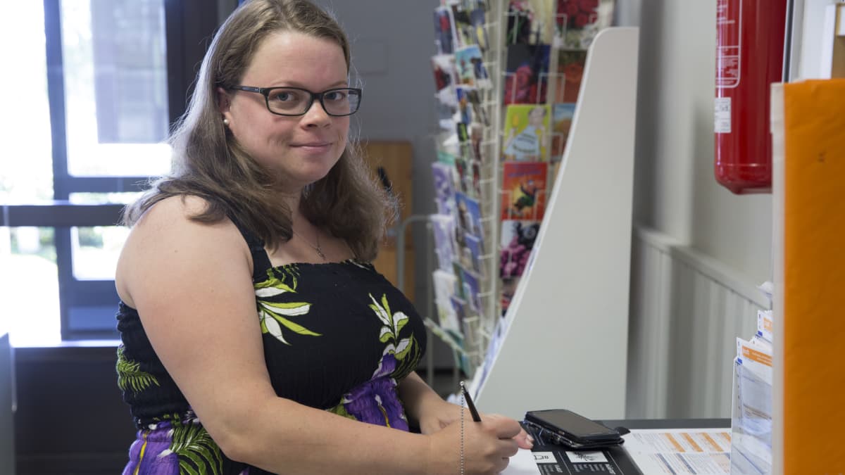 Asiakas Sukevan palvelupisteellä.