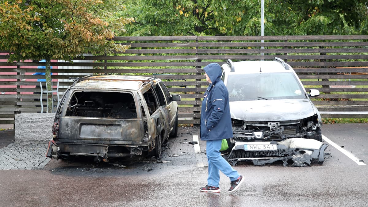 Tuhoutuneita autoja Frölundan torilla Göteborgissa 14. elokuuta