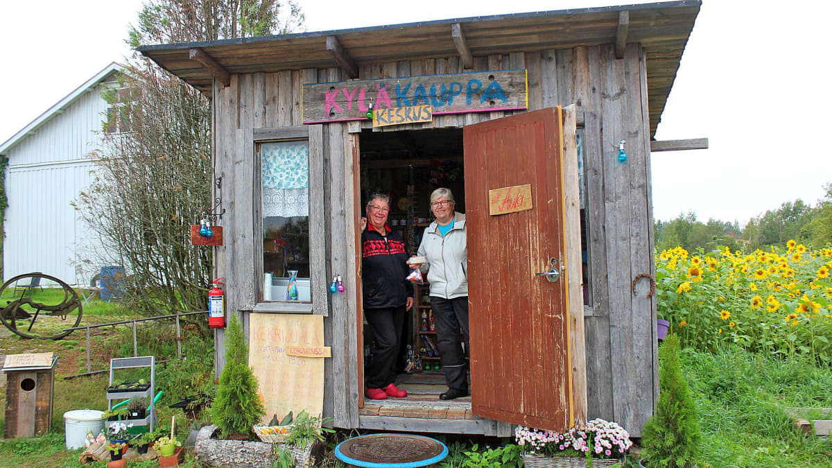 Leila Iholin (vas.) ja Tarjamaarit Mäkelä Nuolniemen kyläkauppakeskuksen ovella.