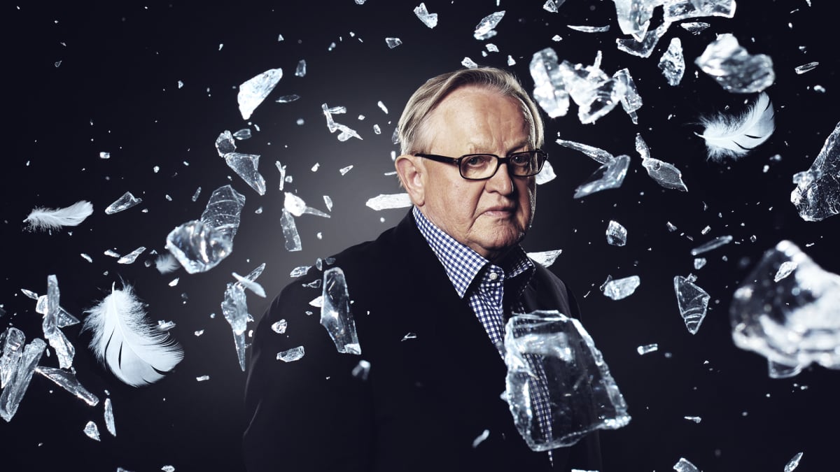 Kuvamanipulaatio jossa Martti Ahtisaari on lentävien lasinsirpaleiden ja sulkien välissä.