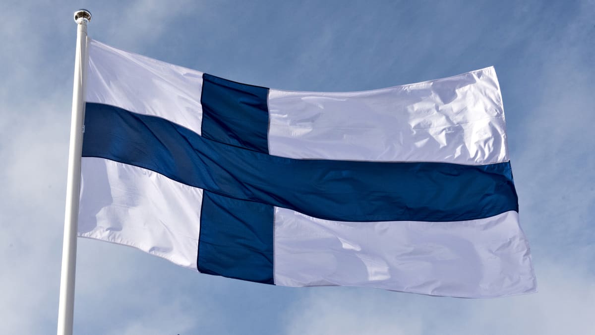 Suomen lippu liehuu salossa.