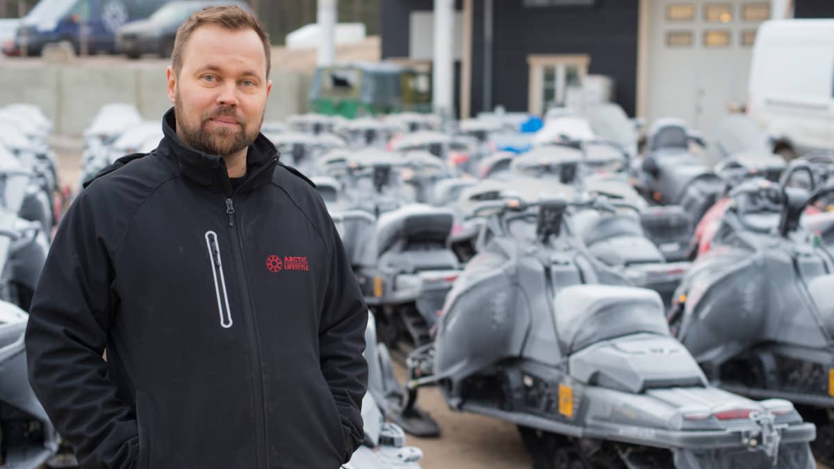 Yrittäjä Juha-Pekka Mikkolalla on viisikymmentä moottorikelkkaa odottamassa lumen tuloa