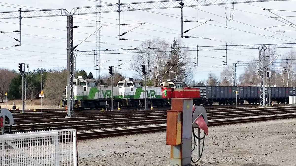 Juna Porin ratapihalla.