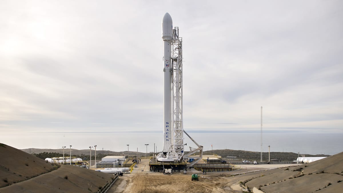 Falcon 9 -kantoraketti laukaisualustallaan tammikuussa 2016 Kaliforniassa.