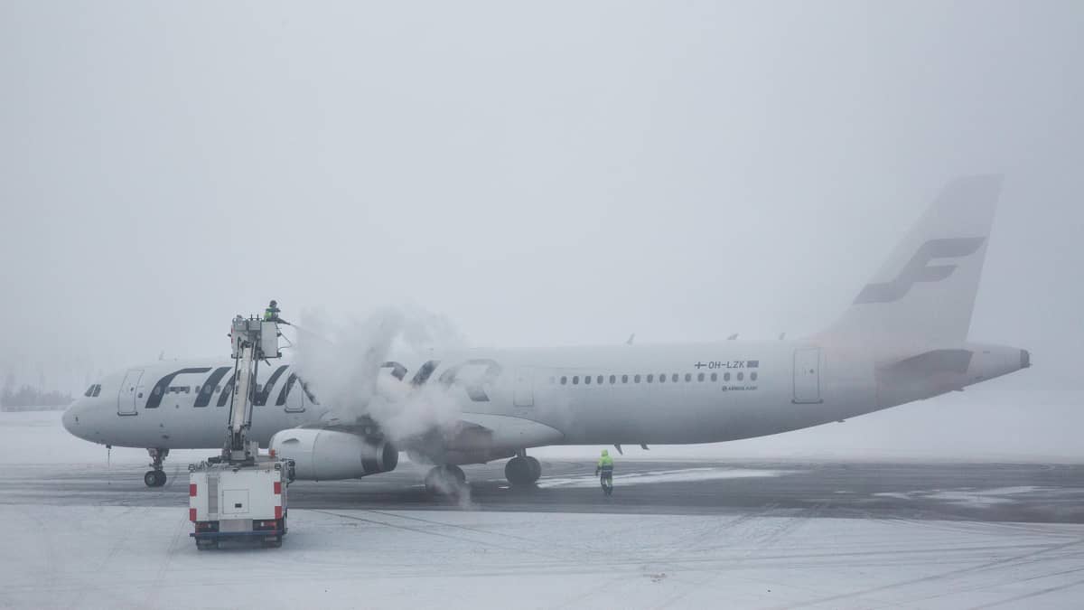 Lentokonetta valmistellaan Ivalon kentällä.