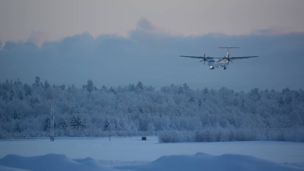 Norra-lentoyhtiön potkurikone laskeutuu Kemi-Tornion lentoasemalle huuruisessa talvipakkasessa lumihankien keskellä.