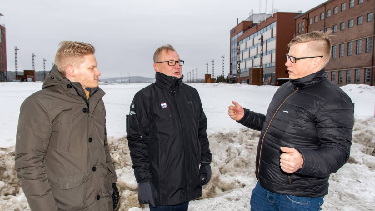 Sami Kolsi, Kari Nuutinen ja Joni Pakarinen Jyväskylän MM-rallin Serice Parkissa helmikuussa 2019.