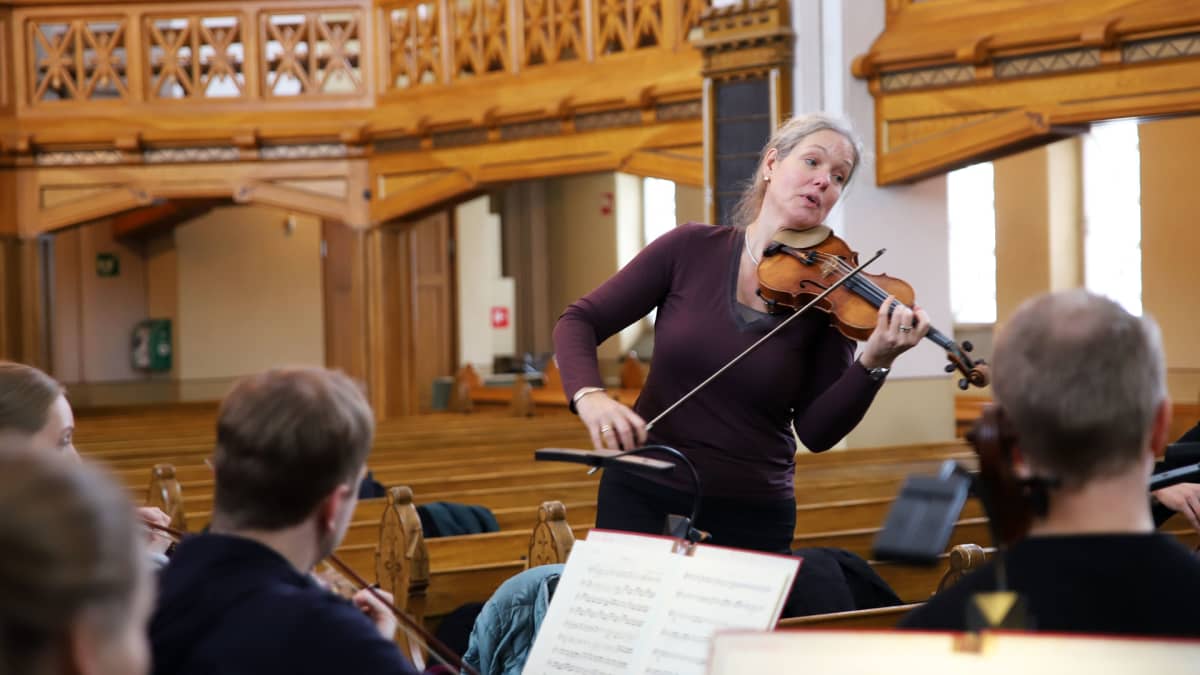 Isabelle Van Keulen soittaa viulua ja johtaa orkesteria