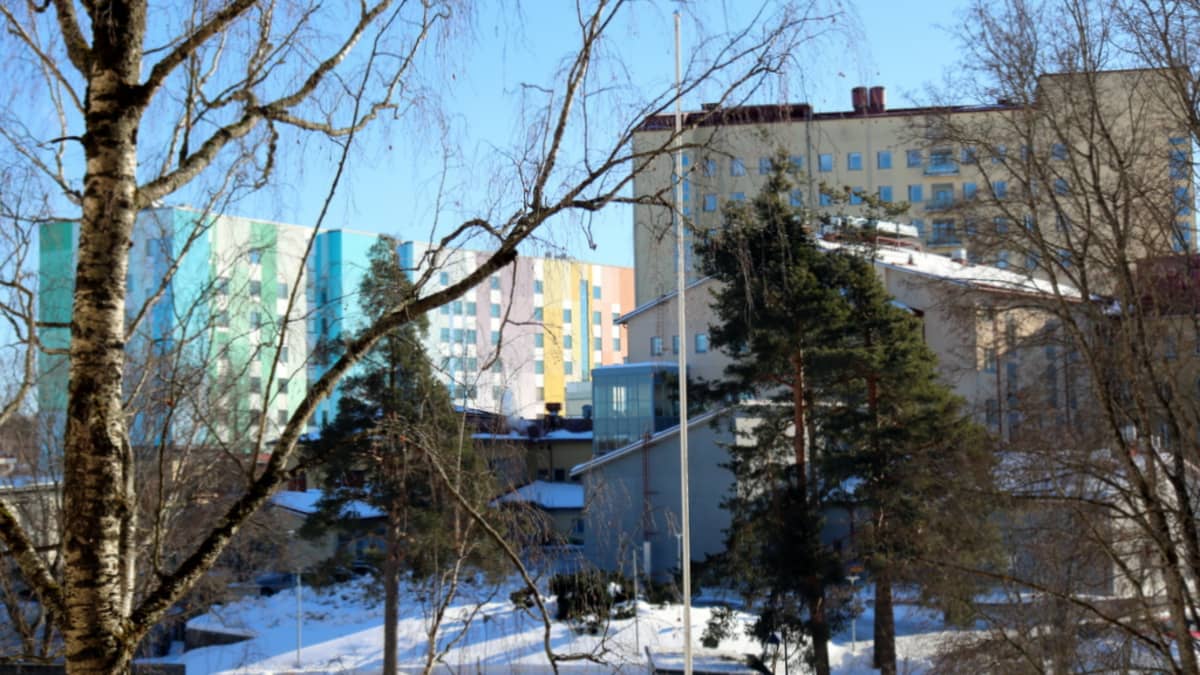 K-sairaala, jonka vieressä on Etelä-Karjalan vanhempi keskussairaalarakennus.