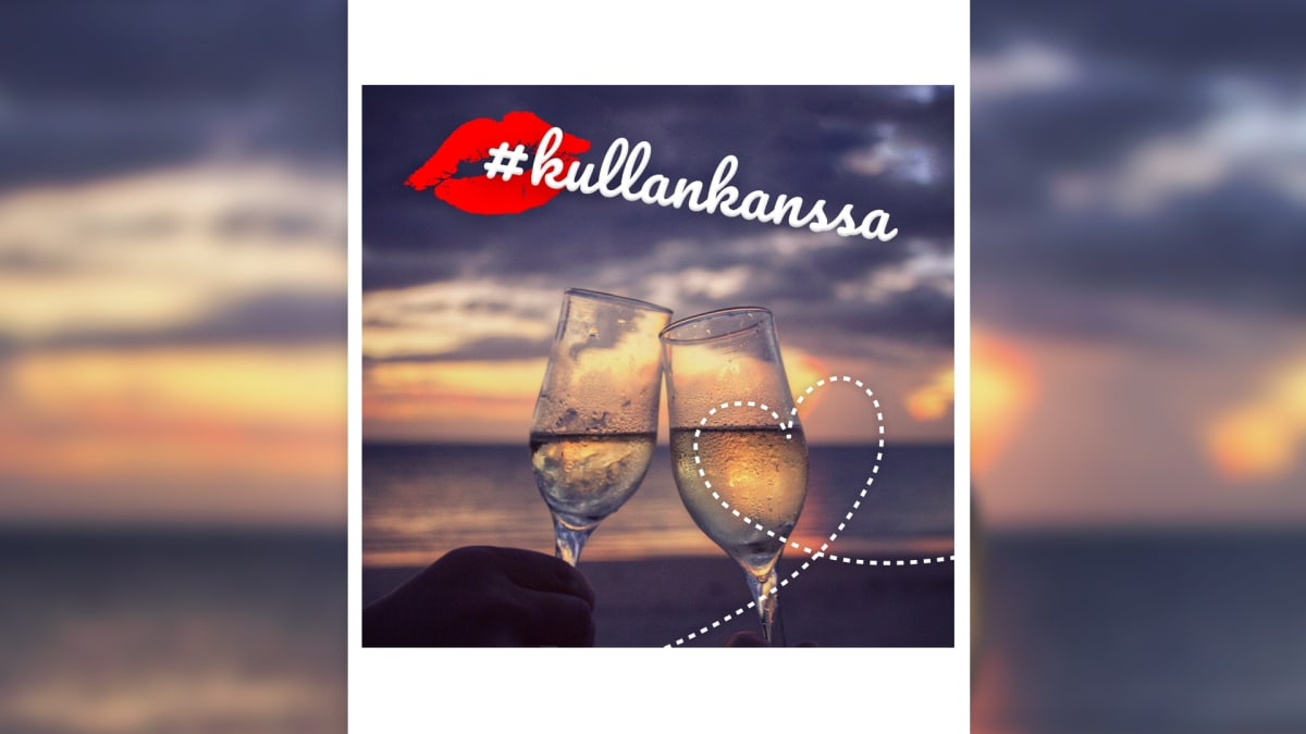 Kaksi shampanjalasia rannalla, teksti "kullankanssa" ja suukon kuva