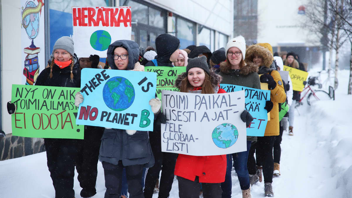 Koululaisia marssimassa ilmastonmuutosta vastaan Kemissä