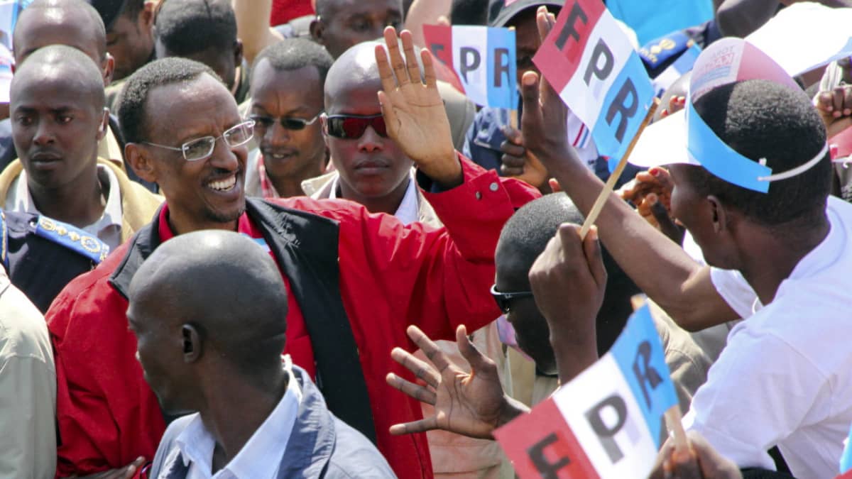 Ruanda presidentti Paul Kagame kannattajiensa ympäröimänä Kigalissa elokuussa 2010.