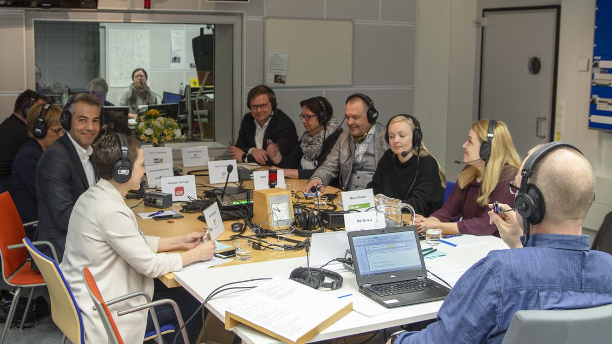 Kuvaa studiosta radio Suomen vaalitentistä 8. huhtikuuta. 