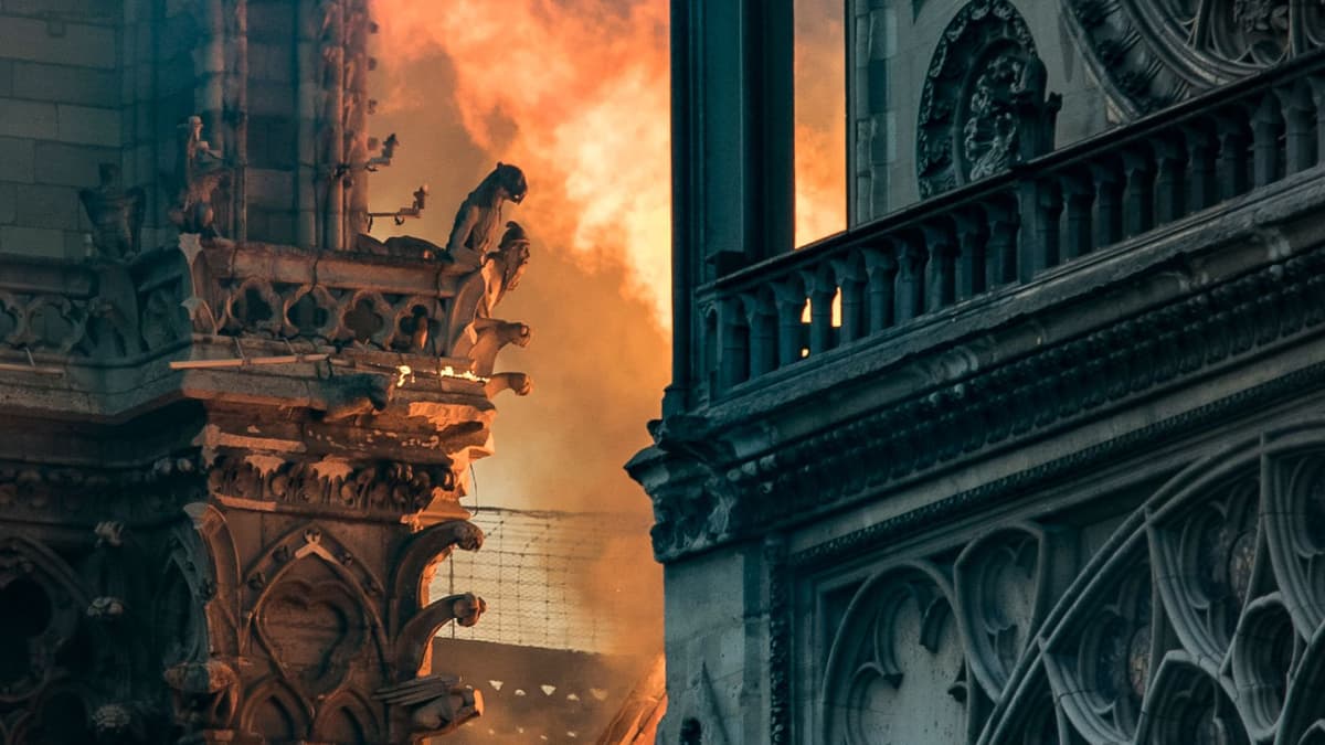 Notre Damen katedraalin torneja lähikuvassa palon aikaan. 
