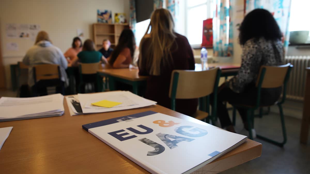 Lukiolaiset opiskelevat yhteiskuntaopin tunnilla EU-asioita Haaparannan Tornedalsskolanilla.