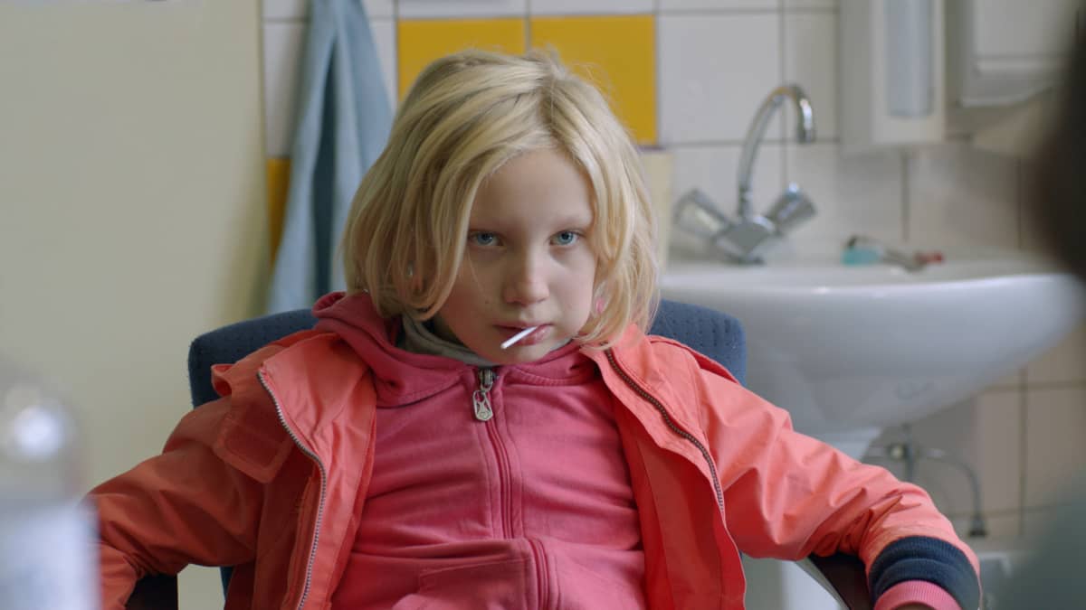 Helena Zengel näyttelee 9-vuotiasta Benniä, jolle byrokraattinen järjestelmä ei löydä oikeaa paikkaa. 