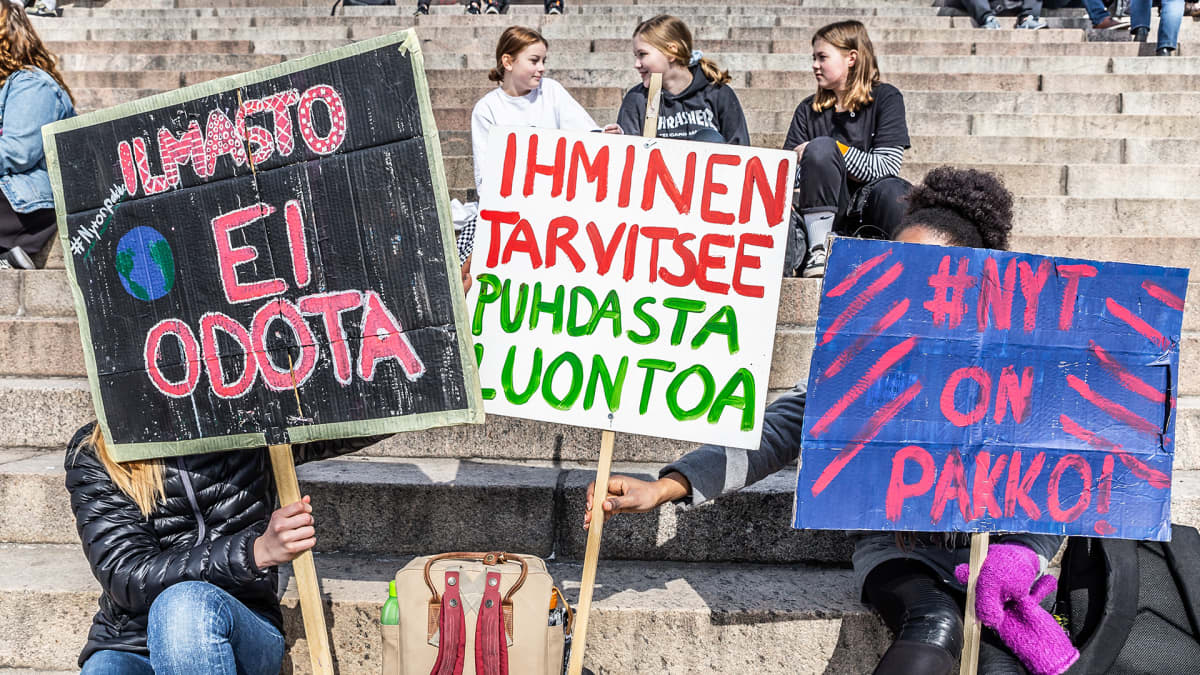 Nuoret osoittavat mieltään Tuomiokirkon portailla.