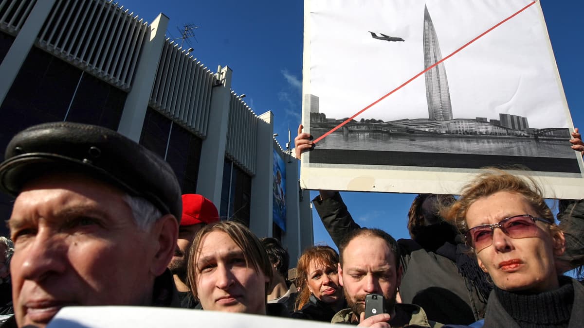 Ihmiset osoittivat mieltään pilvenpiirtäjän rakentamista vastaan Pietarissa 10. lokakuuta 2009. 
