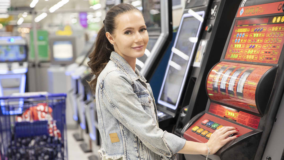 Jemina pelaamassa raha-automaatilla