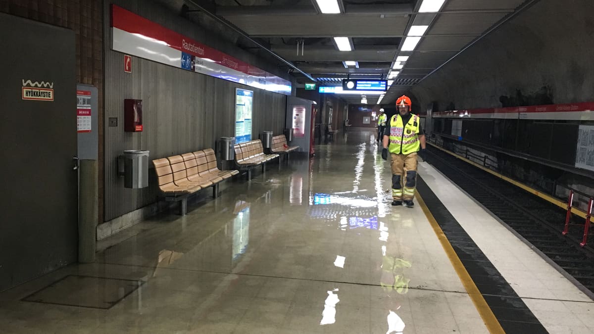 Rautatieaseman metrolaituri tulvi 23. elokuuta rankkasateen seurauksena. 
