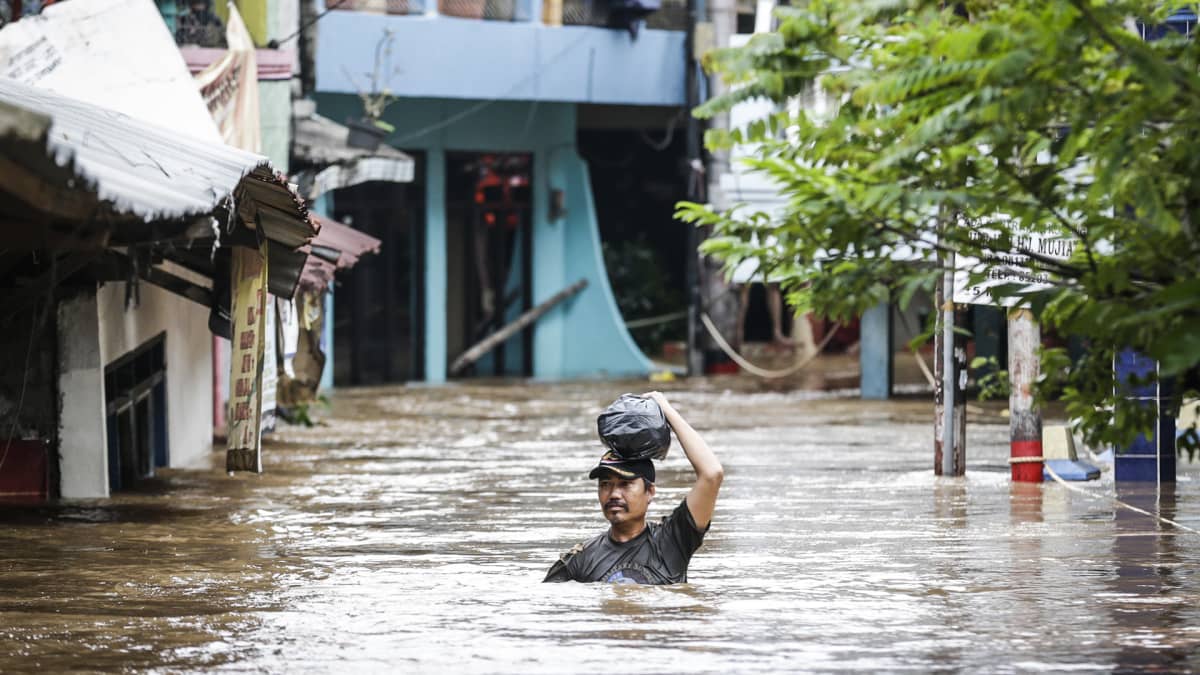 Asukas kuljetti tavaroitaan tulvan keskellä Jakartassa helmikuussa 2017. 