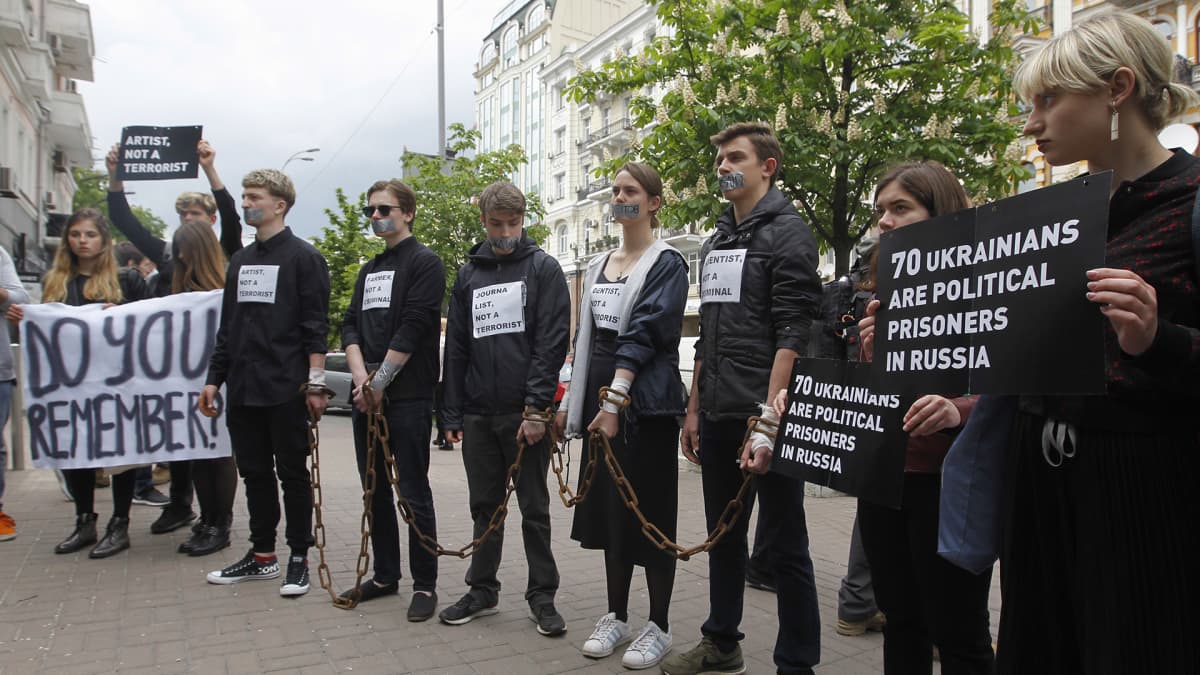 Ihmiset osoittivat mieltään ukrainalaisohjaaja Oleg Sentsovin vapauttamisen puolesta 21. toukokuuta 2019 Kiovassa. 