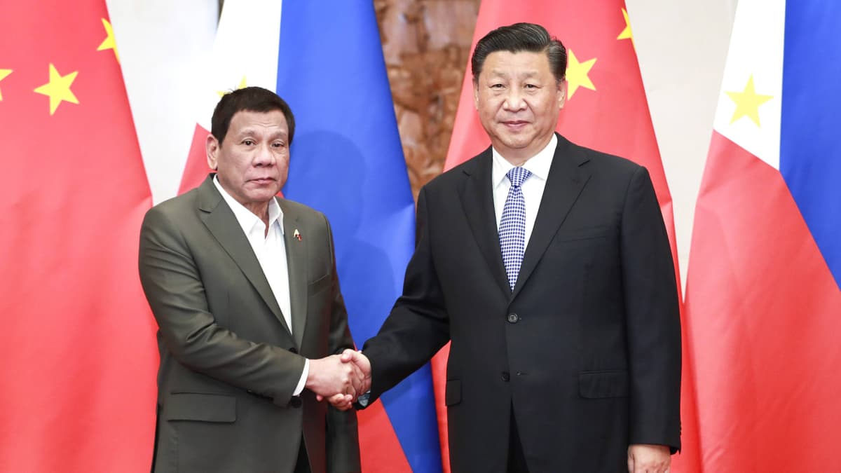 Xi Jingping ja Rodrigo Duterte kättelevät Pekingissä.