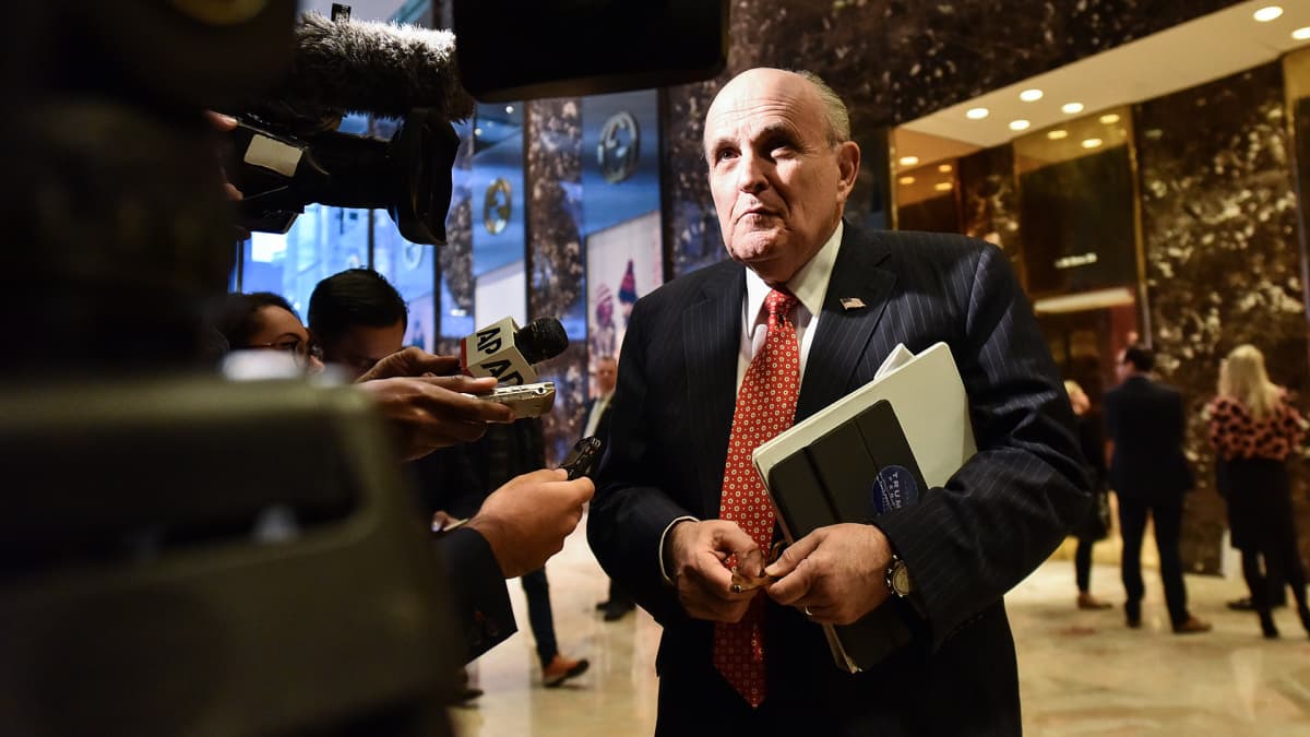 Rudy Giuliani lehdistön ympäröimänä Trump Towerin aulassa marraskuussa 2016. 