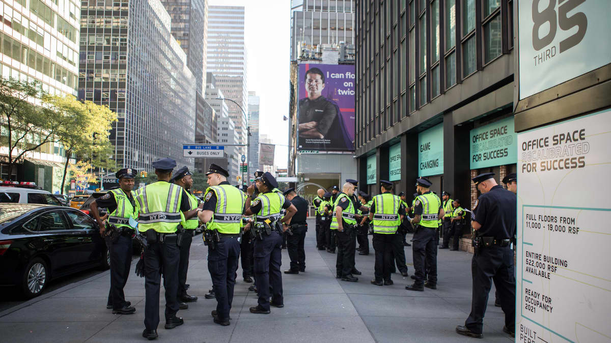 Poliiseja kadulla Manhattanilla New Yorkissa. 