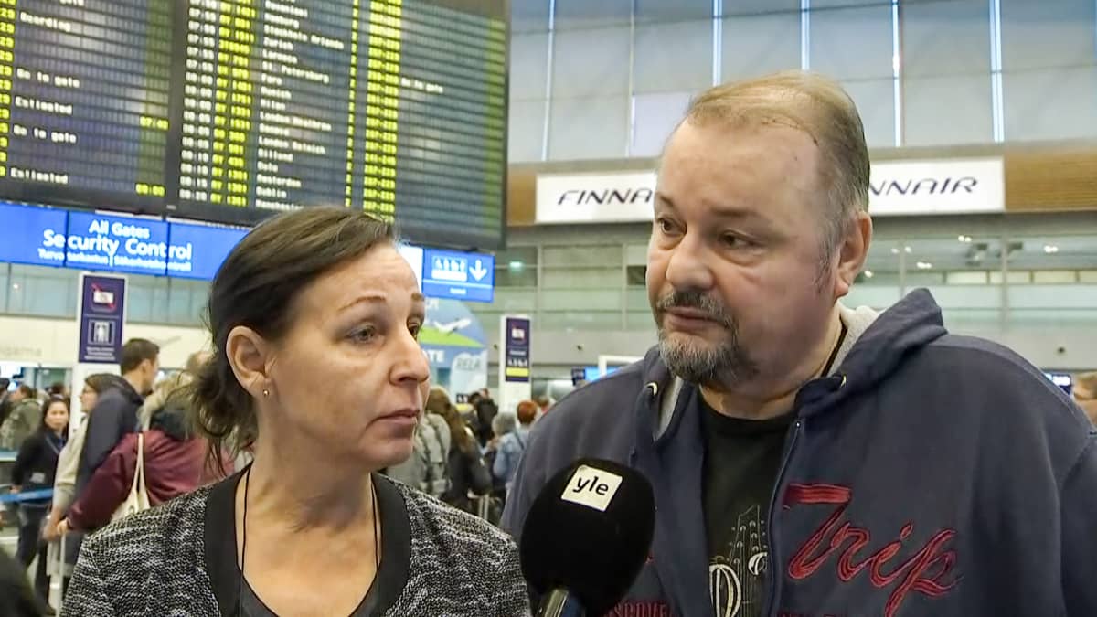 Naantalilaiset Päivi ja Peter Lindström haastateltavina Helsinki-Vantaan lentoasemalla 23. syyskuuta. 