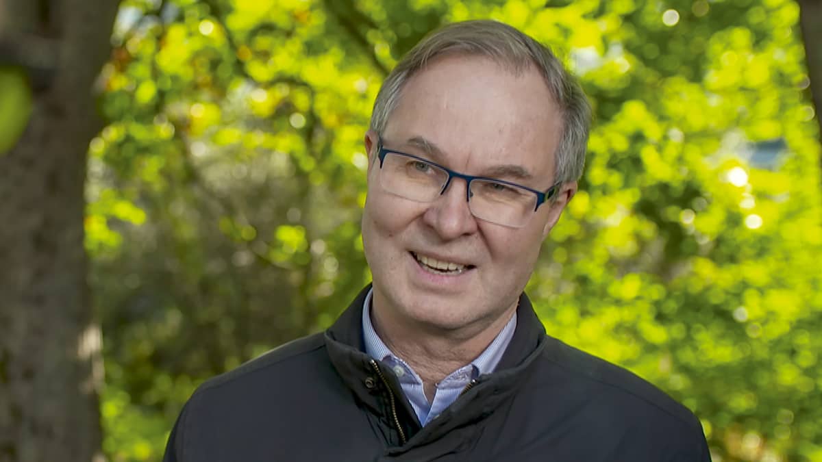 Suomen ympäristökeskuksen SYKE:n kulutuksen ja tuotannon keskuksen professori Jyri Seppälä ulkona Viikin kampuksella. 