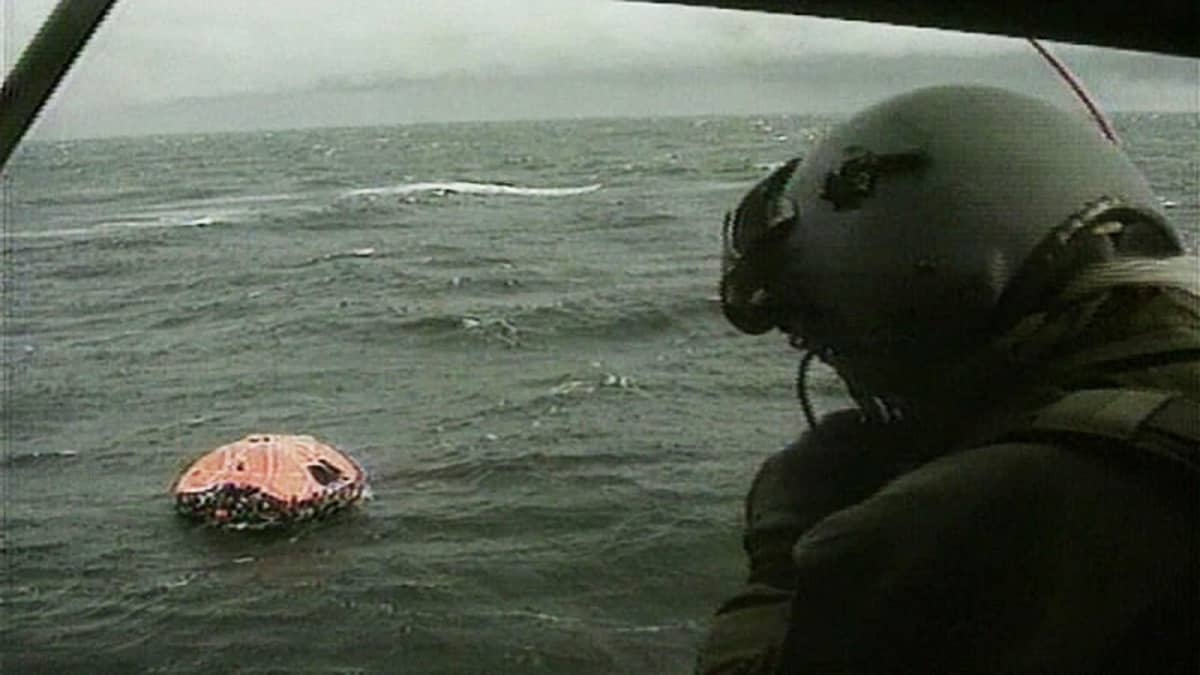 Pelastuslautta meressä helikopterista kuvattuna.
