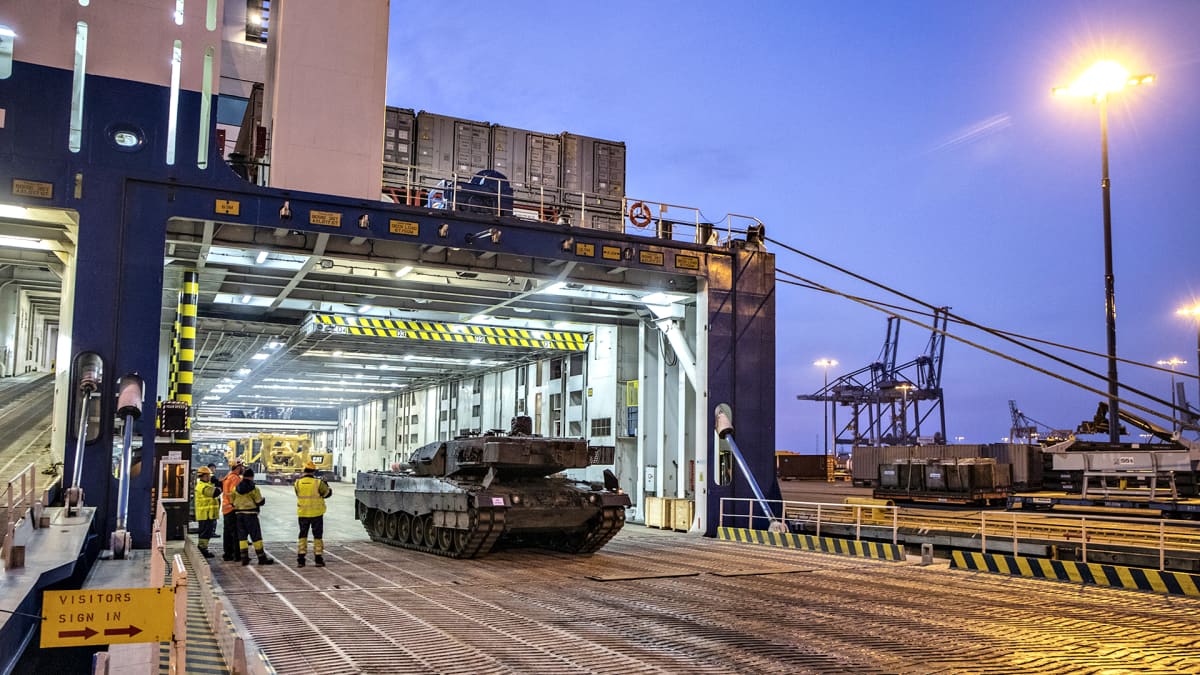 Leopard 2A6 -taistelupanssarivaunujen viimeinen erä Hollannista saapui Vuosaaren satamaan perjantaina 25. lokakuuta 2019.