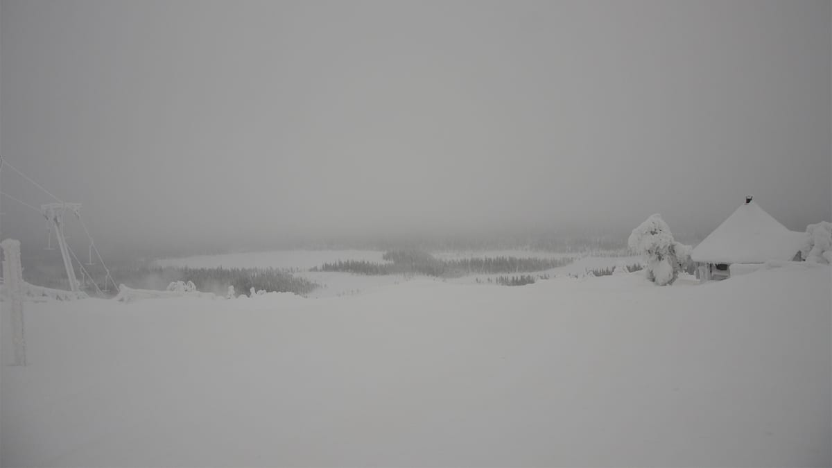 Näkymä Sallatunturin laskettelurinteen yläasemalta itään. Selkeällä säällä' täältä näkee Venäjän tuntureille asti.  Lounaasta saapunut pyry peittää näkymän Natura-alueelle joulukuussa 2019.